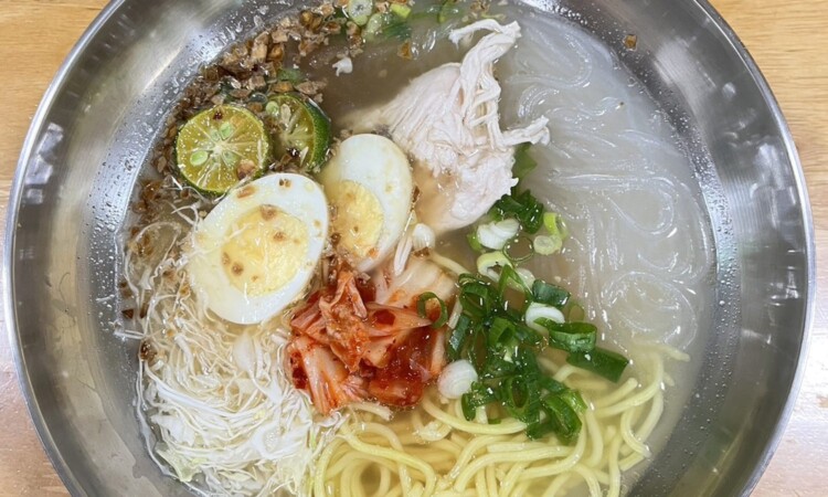 English Fella 1の朝食。バッチョイ（フィリピンの麺）とパン