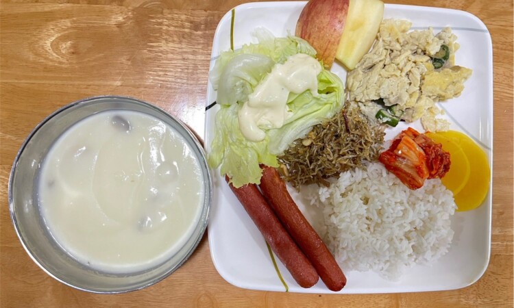 English Fella 1の朝食。パンとおかゆ、スープ