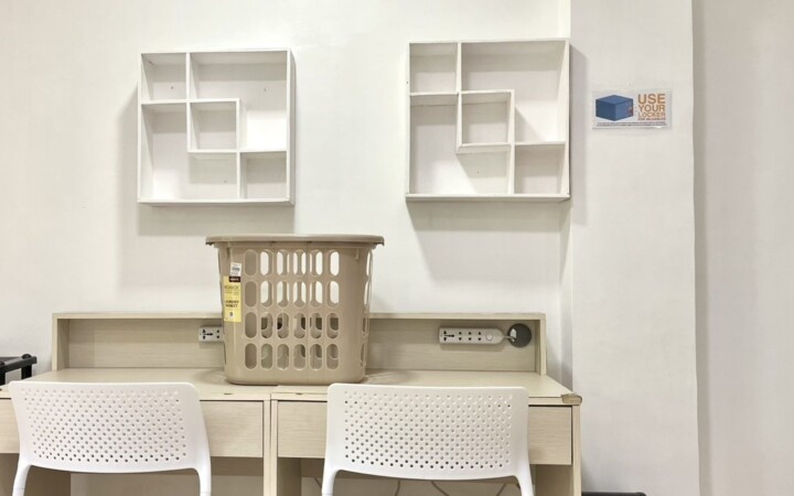 English Fella 1の1人部屋プレミアの机と棚