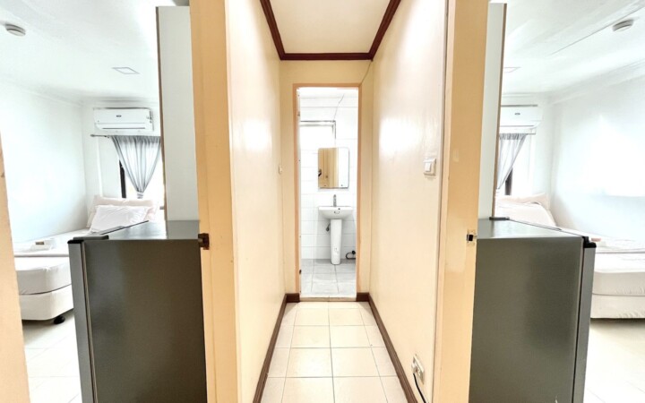 English Fella 1の1人部屋B。2つの個室のあいだにあるシャワー・トイレを2人で使う