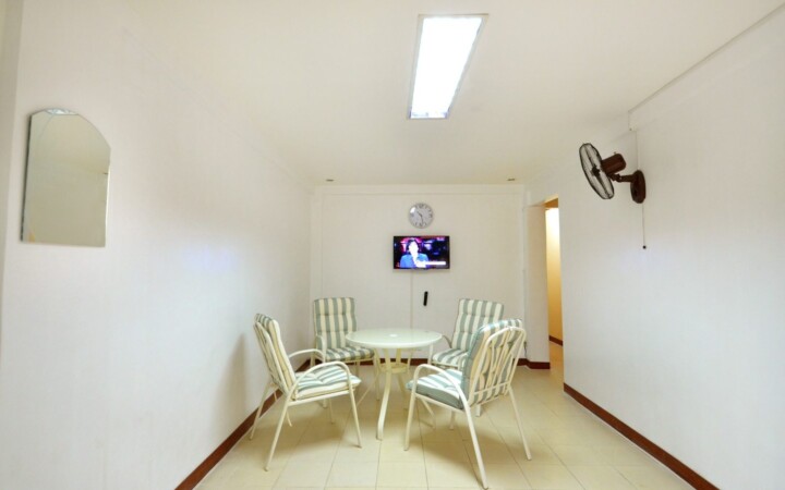 English Fella 1の1人部屋Bの共用リビング。テーブルと椅子、テレビがある