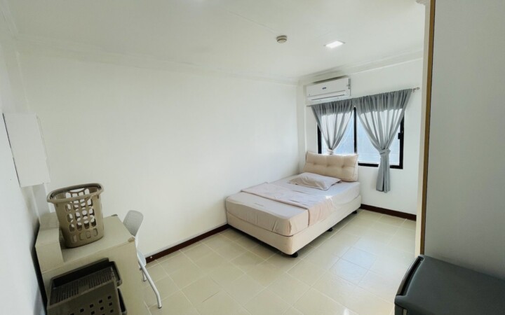 English Fella 1の1人部屋B。ベッドと机、冷蔵庫のあるコンパクトなお部屋