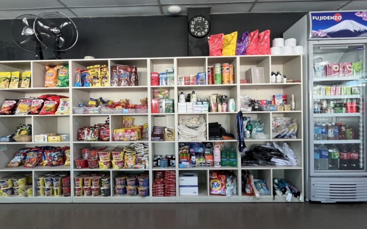 English Fella 1の売店。お菓子や飲み物、日用品の棚と冷蔵ケース