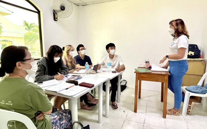 English Fella 2の小グループ授業。講師1人に留学生5人