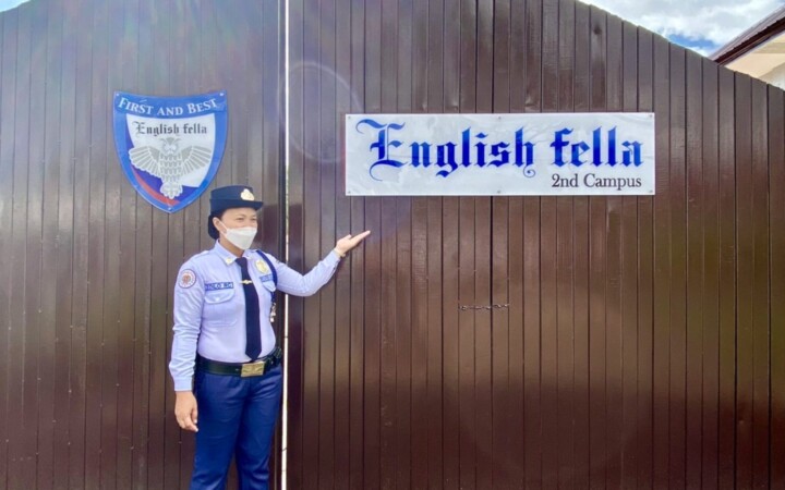 English Fella 2の正門。警備員が門の前に立っている