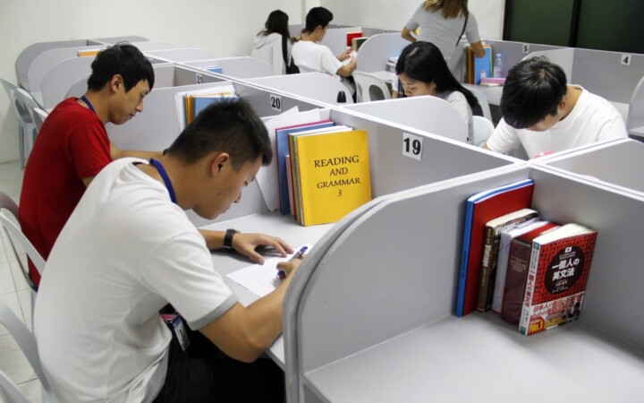 English Fella 2の義務自習の様子。仕切り付きの自習室で留学生が机に向かう