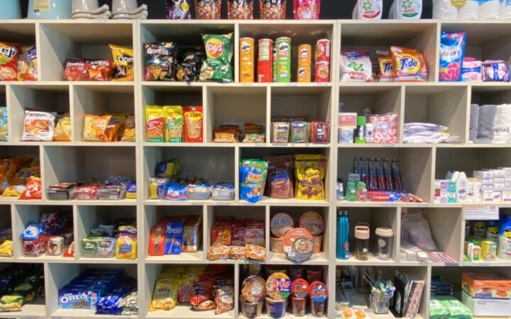 English Fella 2の売店の棚。お菓子や日用品が並ぶ