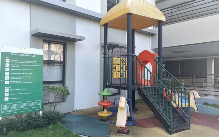 学生寮One Spatialの中庭の子ども用遊具