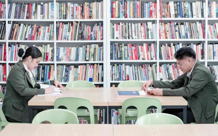 GITC Iloiloの図書室で勉強する学部生