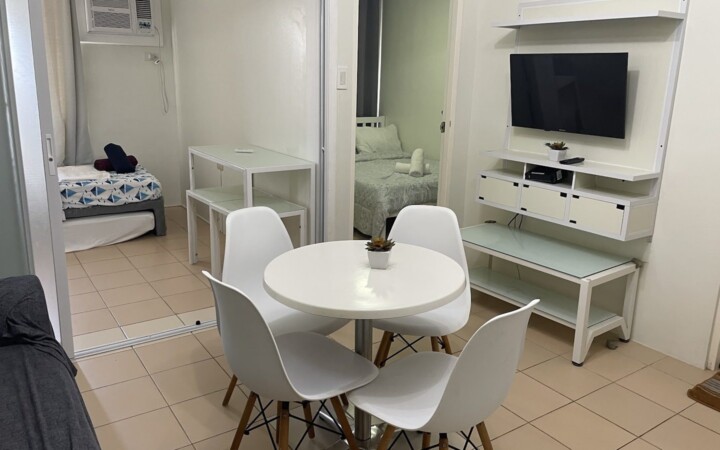 学生寮One Spatialのダイニングとキッチン