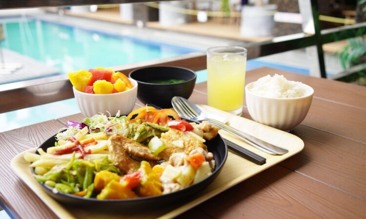 GLCの食事：プールサイドで食べる昼食