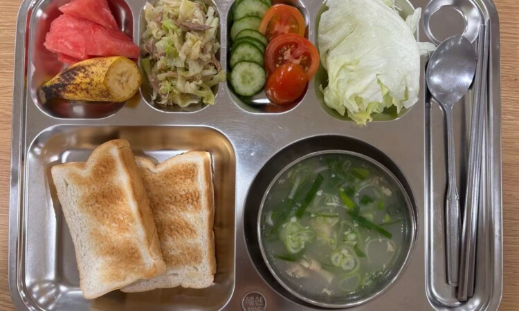 Global Standardの朝食（トースト・サラダ・スープ）