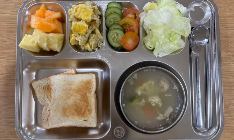 Global Standardの朝食（トースト・スープ・フルーツ）