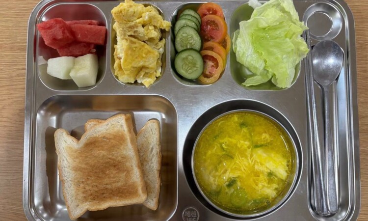 Global Standardの朝食（卵スープ・サラダ）