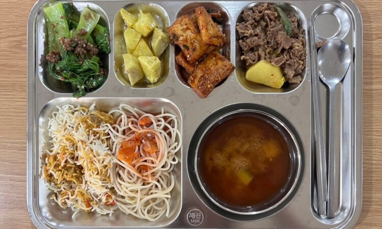 Global Standardの昼食・夕食（麺料理と野菜）