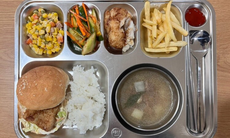 Global Standardの昼食・夕食（ハンバーガーとポテト）