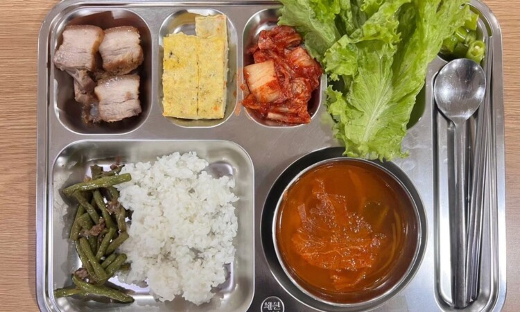 Global Standardの昼食・夕食（焼き肉とキムチ）