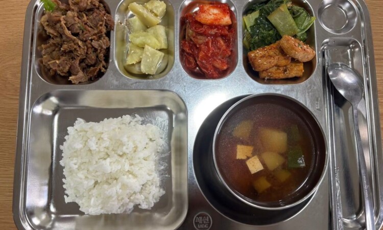 Global Standardの昼食・夕食（ご飯・牛肉・スープ）