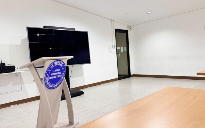 I.BREEZE メイン校のカンファレンスルーム。レベルテストやオリエンテーションに使う広い教室