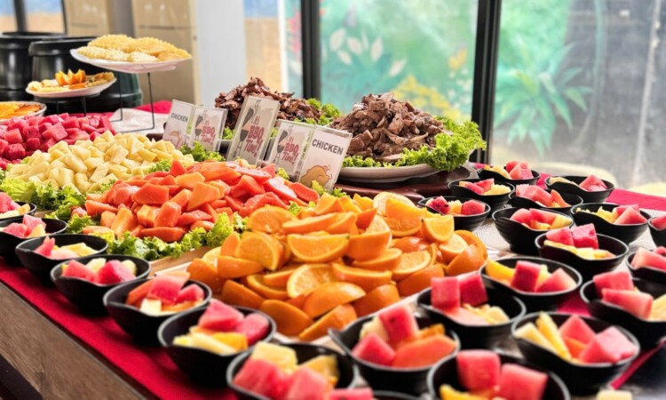I.BREEZE メイン校の食事。フルーツと料理が並ぶビュッフェ
