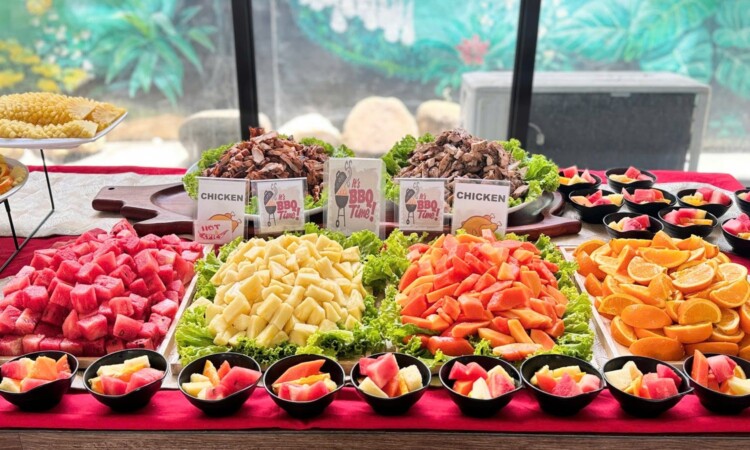 I.BREEZE メイン校の食事。スイカ・オレンジなどのフルーツと肉料理