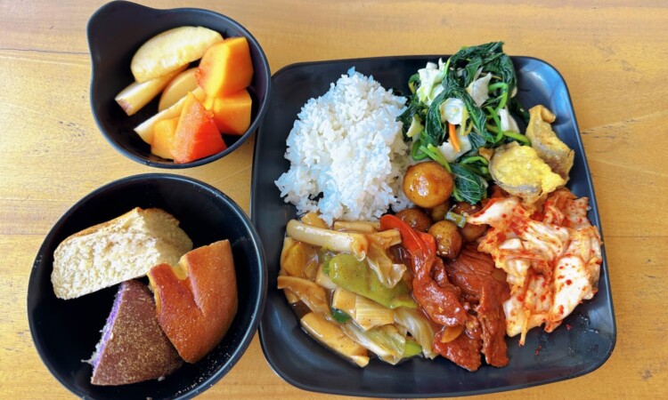 I.BREEZE メイン校の食事。ご飯と肉のおかず、野菜、フルーツのトレー