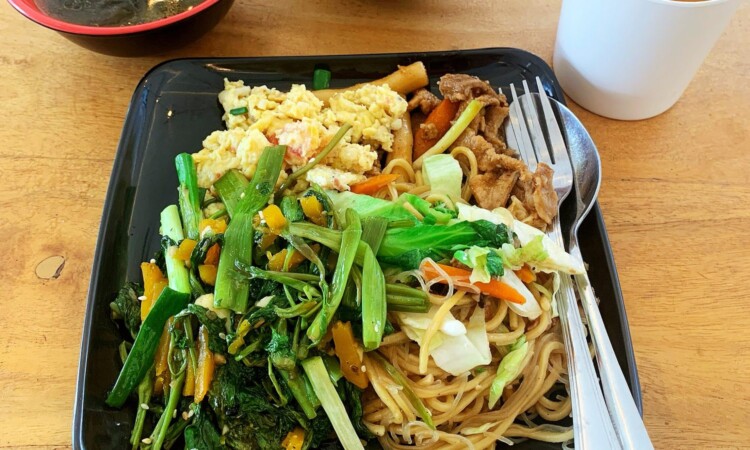 I.BREEZE メイン校の食事。野菜炒めとご飯、スープのトレー