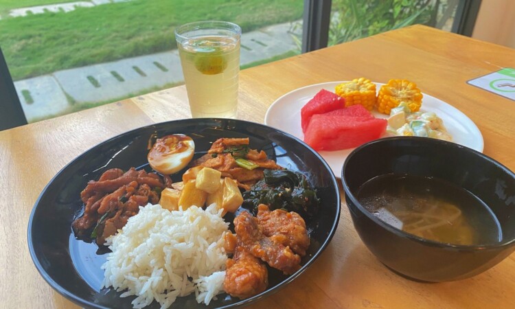 I.BREEZE メイン校の食事。日本料理の日のご飯・唐揚げ・味噌汁
