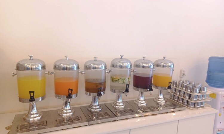 I.BREEZE メイン校の食堂のドリンクコーナー。ジュースのサーバーが並ぶ