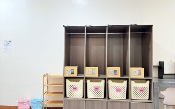 I.BREEZE メイン校の4人部屋の収納棚。4人分のかごと棚がある
