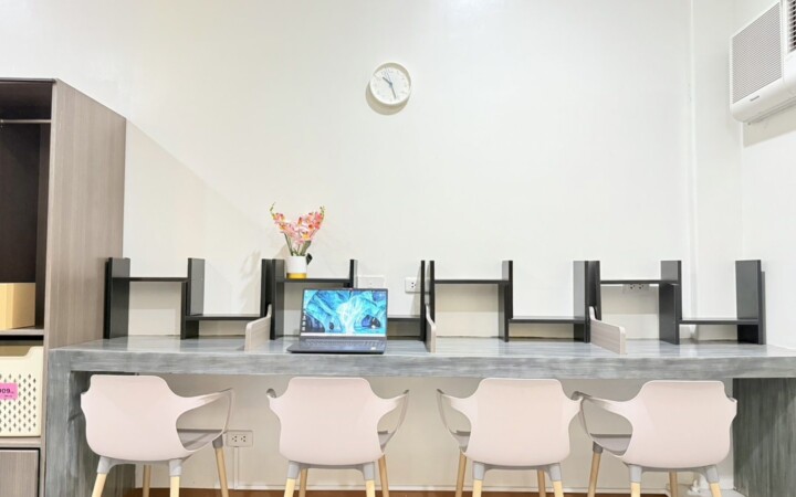I.BREEZE メイン校の4人部屋のデスク。4人分の机と椅子が壁ぎわに並ぶ