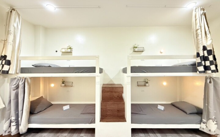 I.BREEZE メイン校の4人部屋。カーテン付きの2段ベッドが2台並ぶ