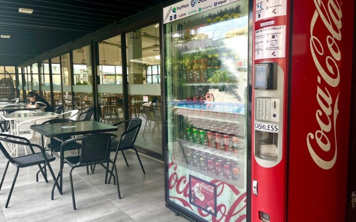 I.BREEZE メイン校の食堂前のテラスと自動販売機