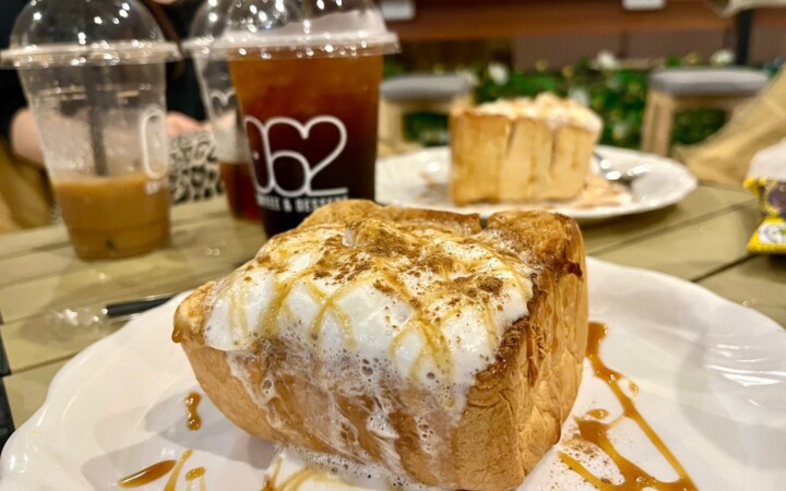 I.BREEZE プライム校のBreeze Cafeのドリンクとハニートースト