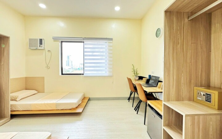 I.BREEZE プライム校の2人部屋（ベッド2台と机）