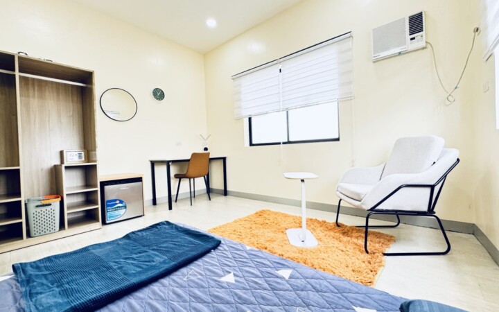 I.BREEZE プライム校の1人部屋（ベッド・机・ソファチェア）