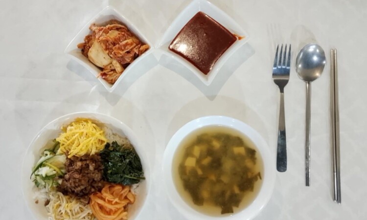 IMSの食事（ご飯・スープ・肉料理・ナムルのワンプレート）