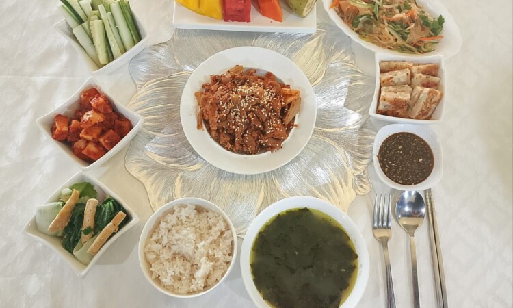 IMSの食事（豚肉の炒め物と野菜・スープ）