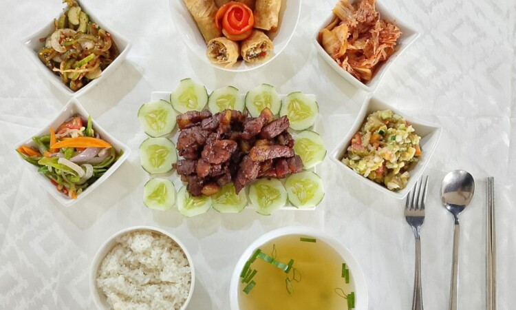 IMSの食事（牛肉のグリルとキムチ）