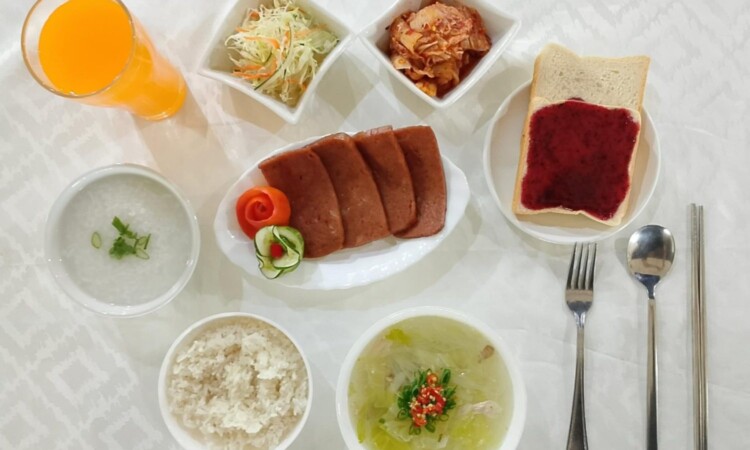 IMSの食事（コロッケ・ジュース・スープ）