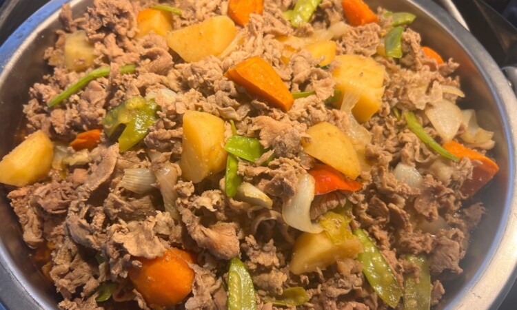 週1回の「伝統食の日」の日本食（肉じゃが）