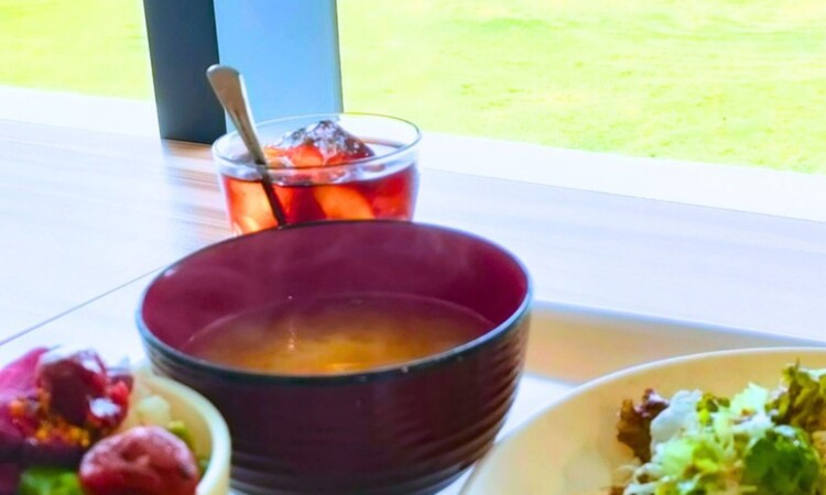 LCICの食事（定食とみそ汁）
