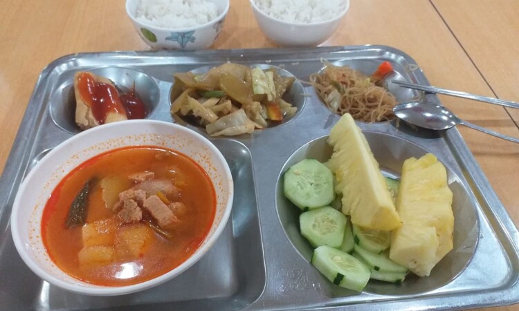 スープと果物が付いたLSLCの食事
