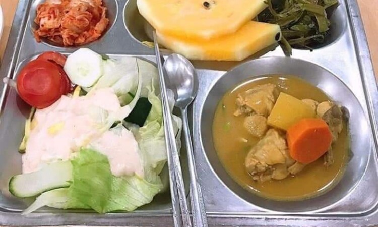 カレーとサラダの付いた食事