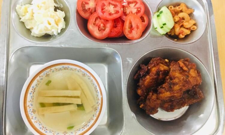 揚げ物と野菜が付いた食事