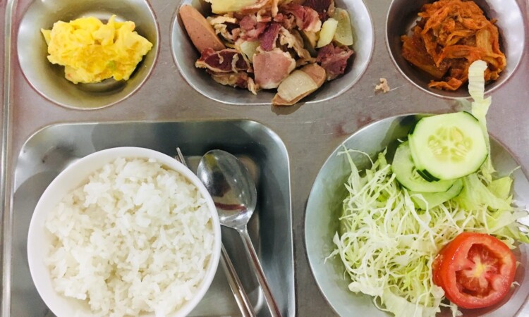 ごはんと野菜が付いた食事