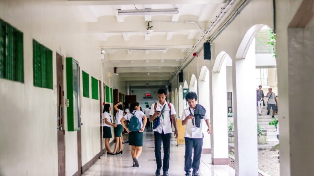セント・ラサール大学の校舎の廊下を歩く学生