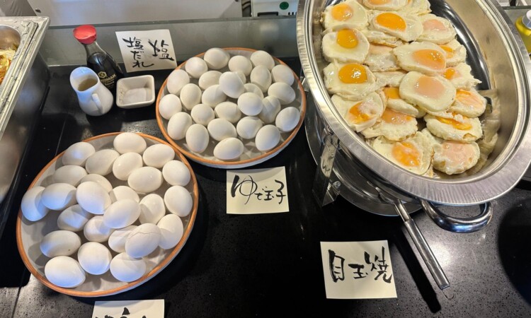 松之家の朝食（目玉焼き・ゆで卵）