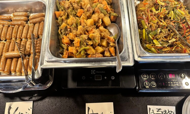 松之家の朝食（ソーセージ・きんぴら）