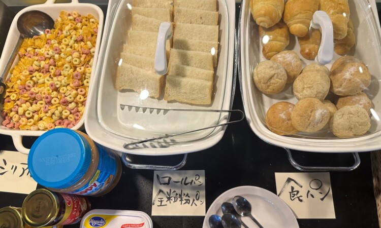 松之家の朝食（パン・シリアル）